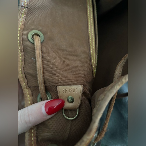 Authentic louis Vuitton monogram montsouris mm backpack with DEFECT in canvas - Picture 7 of 13